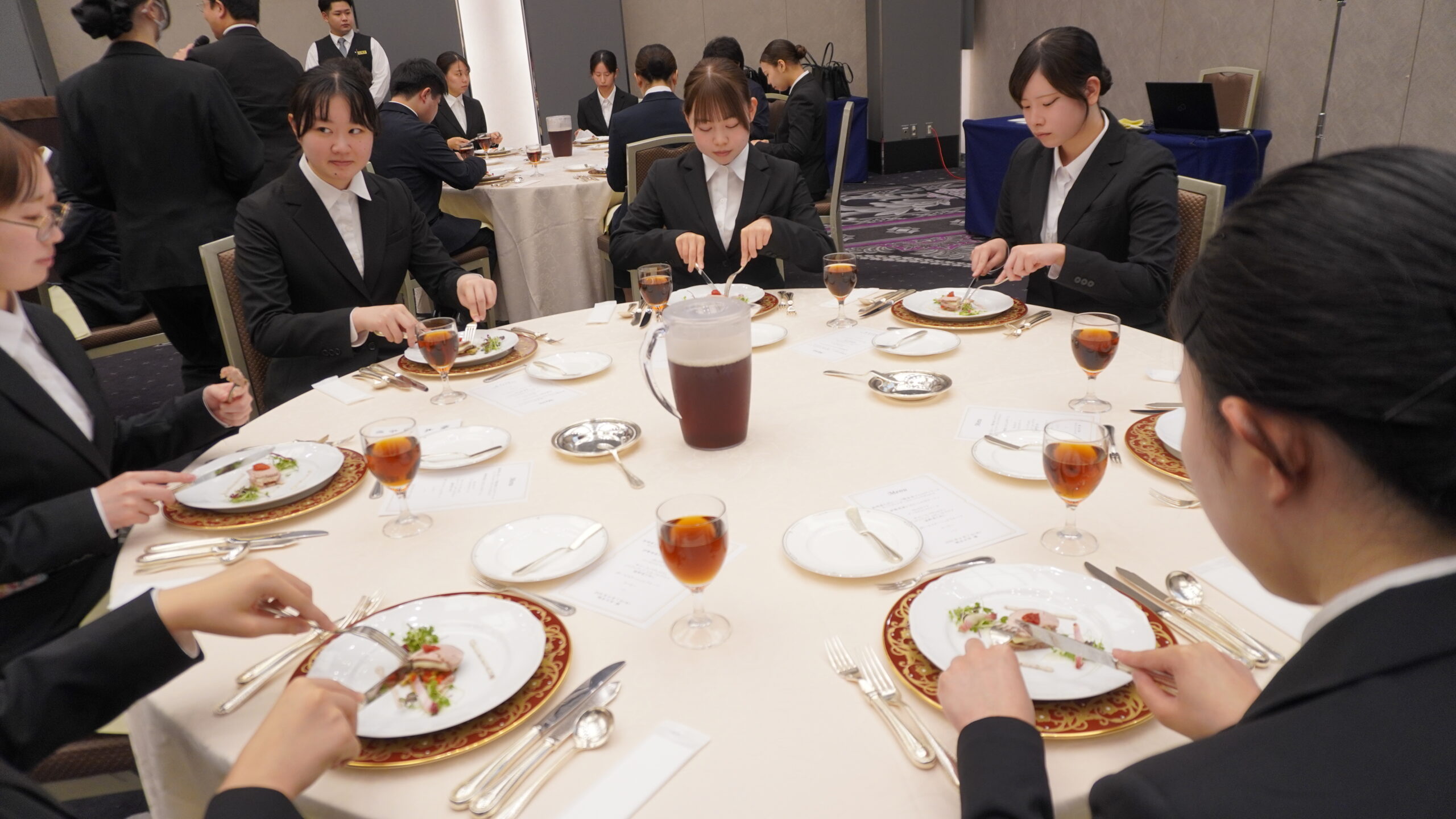 【栄養学科】2年生　キャリアデザインⅠ　テーブルマナー講座を実施