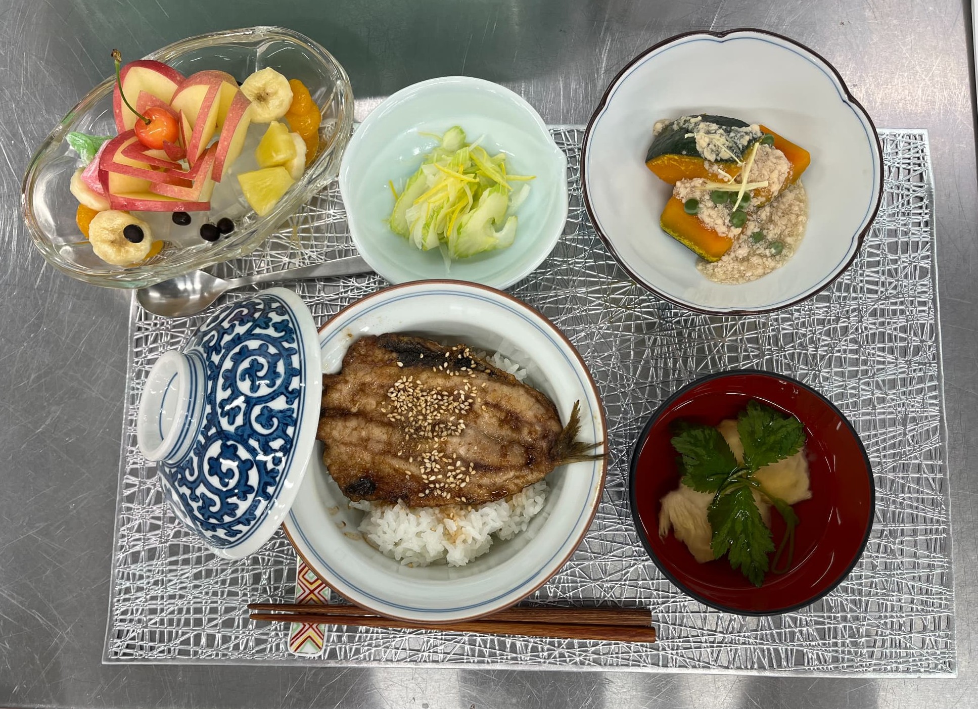 【栄養学科】調理学実習で学ぶ魚の下処理 ― いわしの手開きとあじの三枚おろし